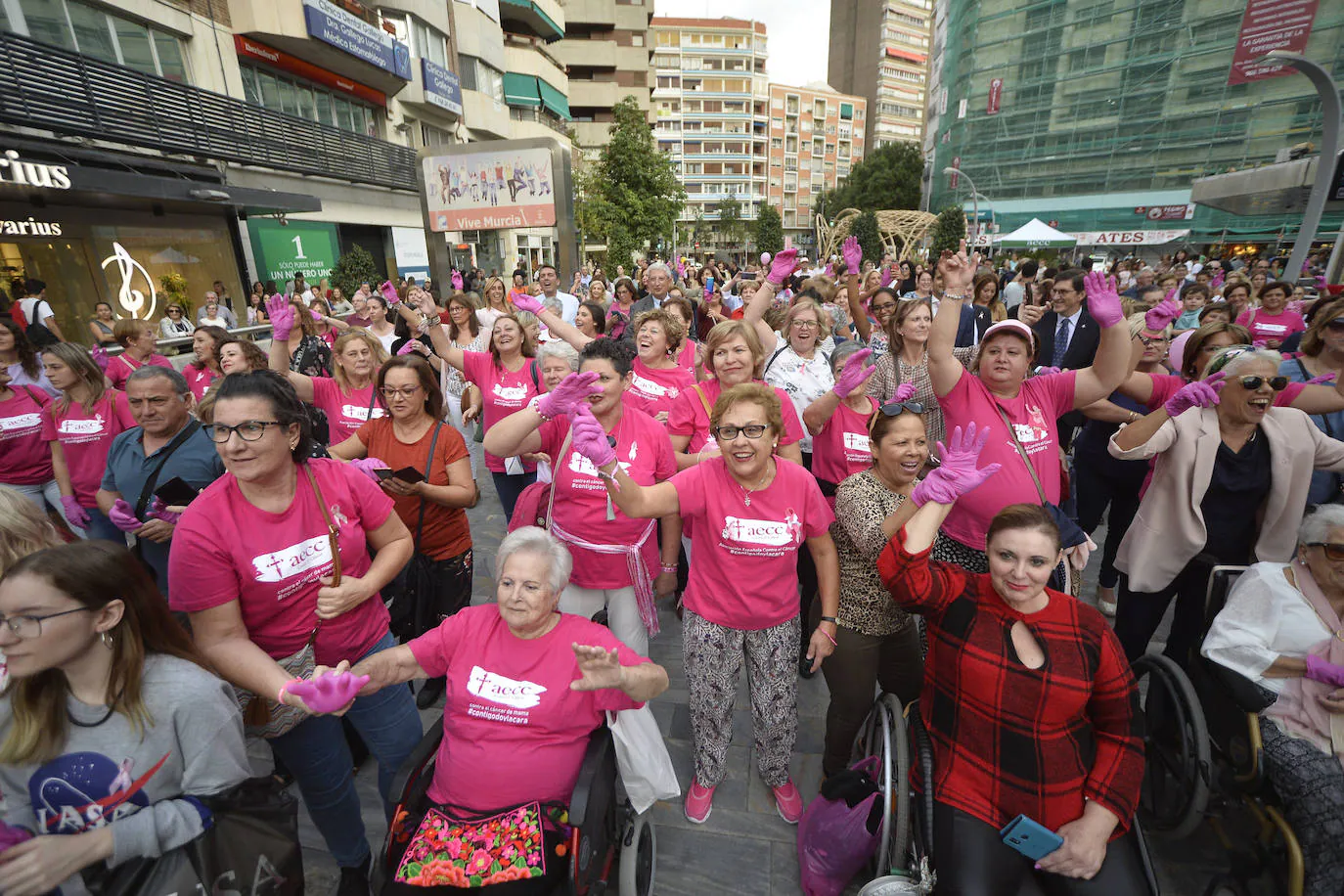 La AECC celebró este viernes un homenaje a las mujeres diagnosticadas de la enfermedad