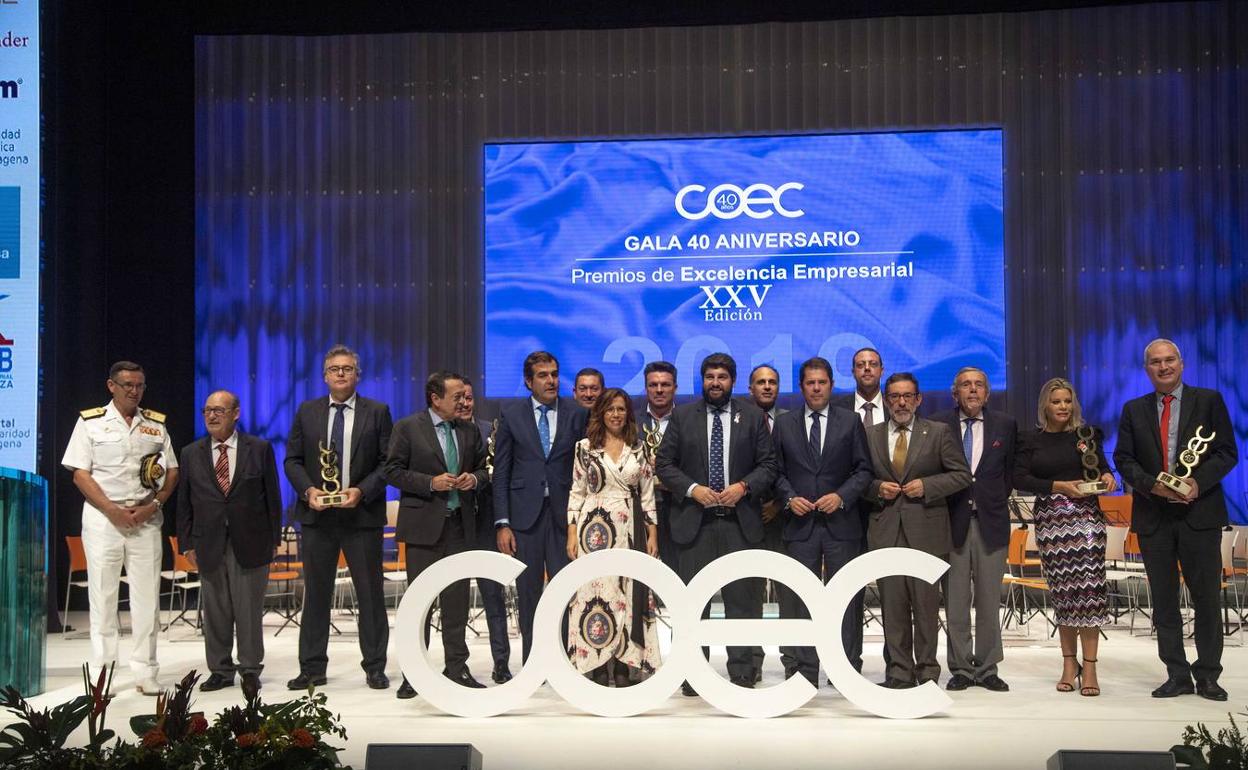 Autoridades y premiados por COEC. 