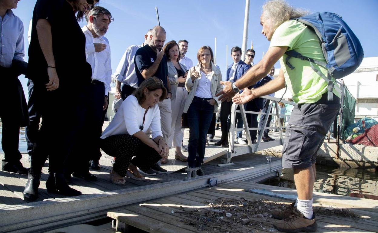 La ministra para la Transición Ecológica, Teresa Ribera, escucha al director de ANSE, Pedro García, durante su visita del pasado miércoles al Mar Menor. 