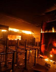 Imagen secundaria 2 - Arriba, incendio en la sede de la eléctrica Enel. Abajo, otras imágenes de los disturbios. 
