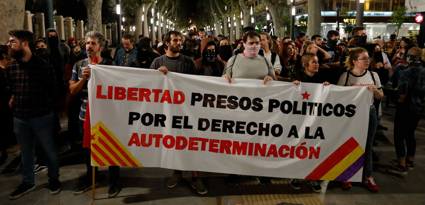 Las protestas en Cataluña tuvieron un pequeño eco en la Región con una protesta de un grupo de personas de extrema izquierda que se manifestó en pleno centro de Murcia 