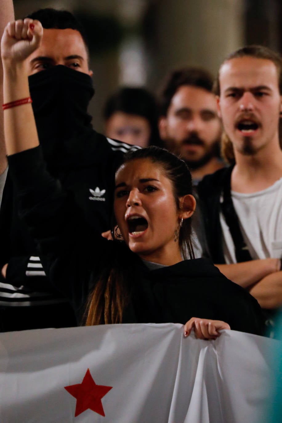 Las protestas en Cataluña tuvieron un pequeño eco en la Región con una protesta de un grupo de personas de extrema izquierda que se manifestó en pleno centro de Murcia 