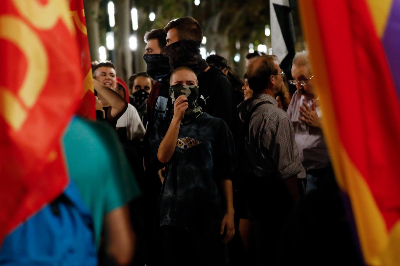 Las protestas en Cataluña tuvieron un pequeño eco en la Región con una protesta de un grupo de personas de extrema izquierda que se manifestó en pleno centro de Murcia 