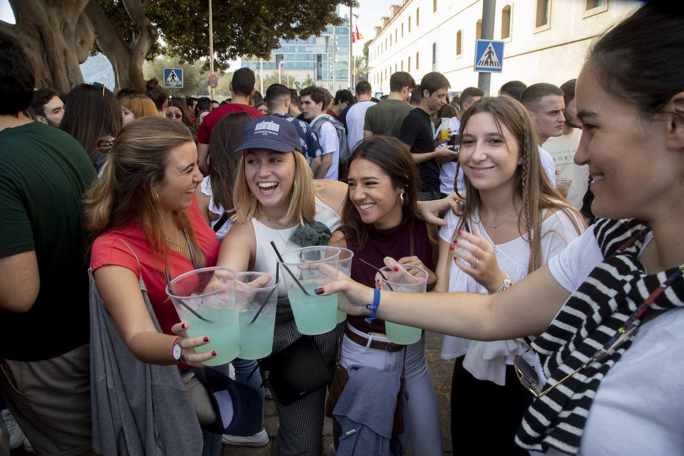 Una monumental paella, bebida, música y animación atrajeron a cientos de alumnos a la celebración del inicio del año académico