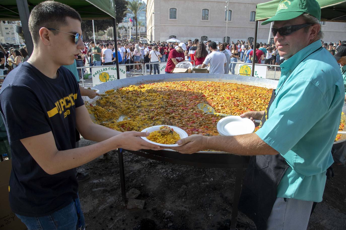 Una monumental paella, bebida, música y animación atrajeron a cientos de alumnos a la celebración del inicio del año académico