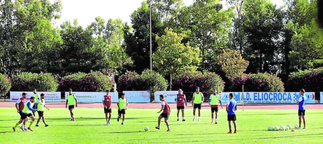 Entrenamiento del Lorca Deportiva, con solo trece jugadores, el pasado jueves en el campo anexo del Mundial 82. 