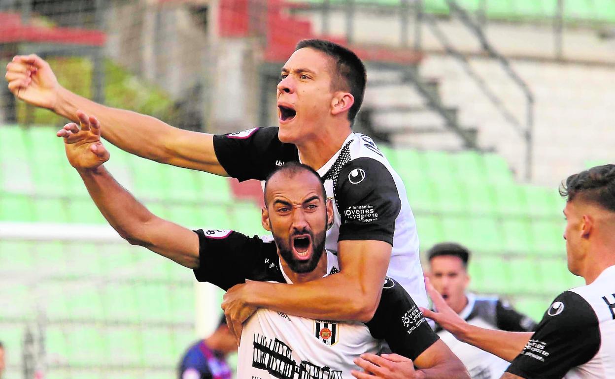 Santi Villa y Del Castillo celebran el gol del empate del Mérida.