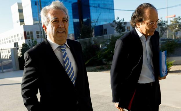 El exconsejero Antonio Cerdá (i), entrando al Palacio de Justicia de Murcia junto a su abogado para declarar en el 'caso Topillo', en octubre de 2018.