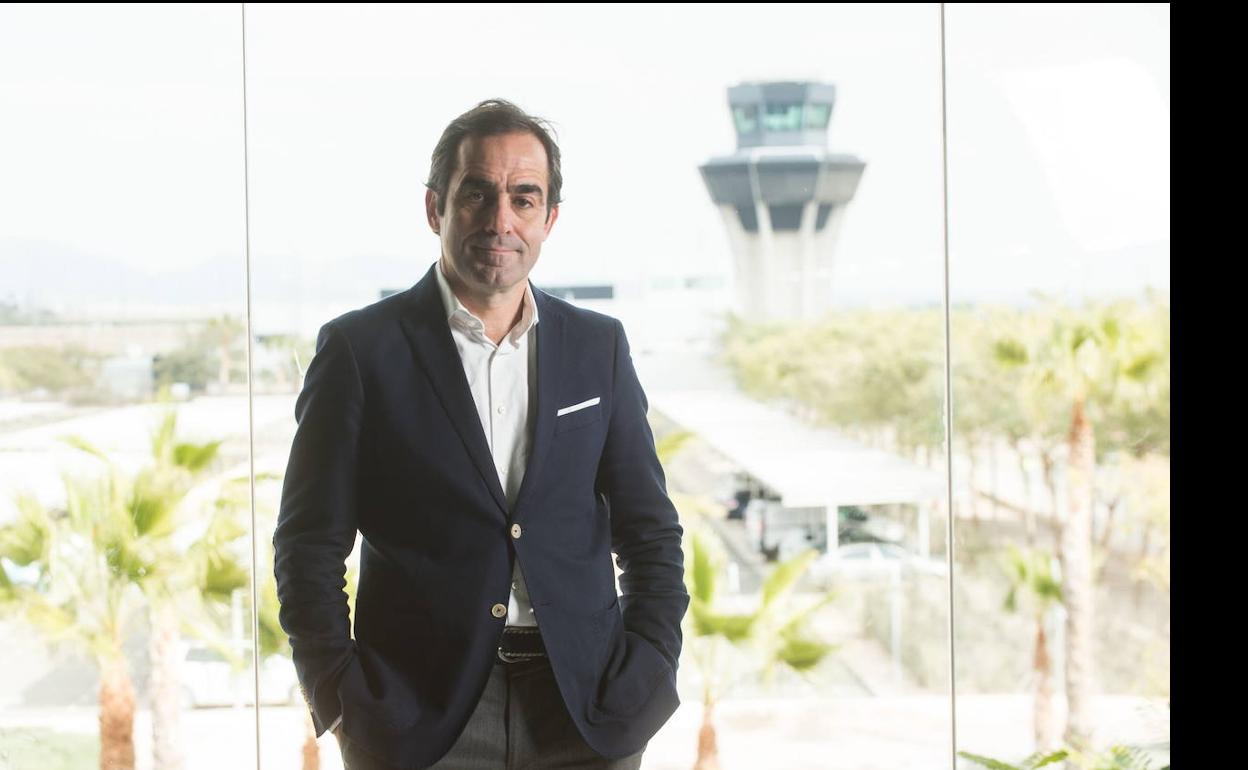 Carlos Muñoz Beraza, consejero delegado de Volotea, en el aeropuerto de Corvera. 