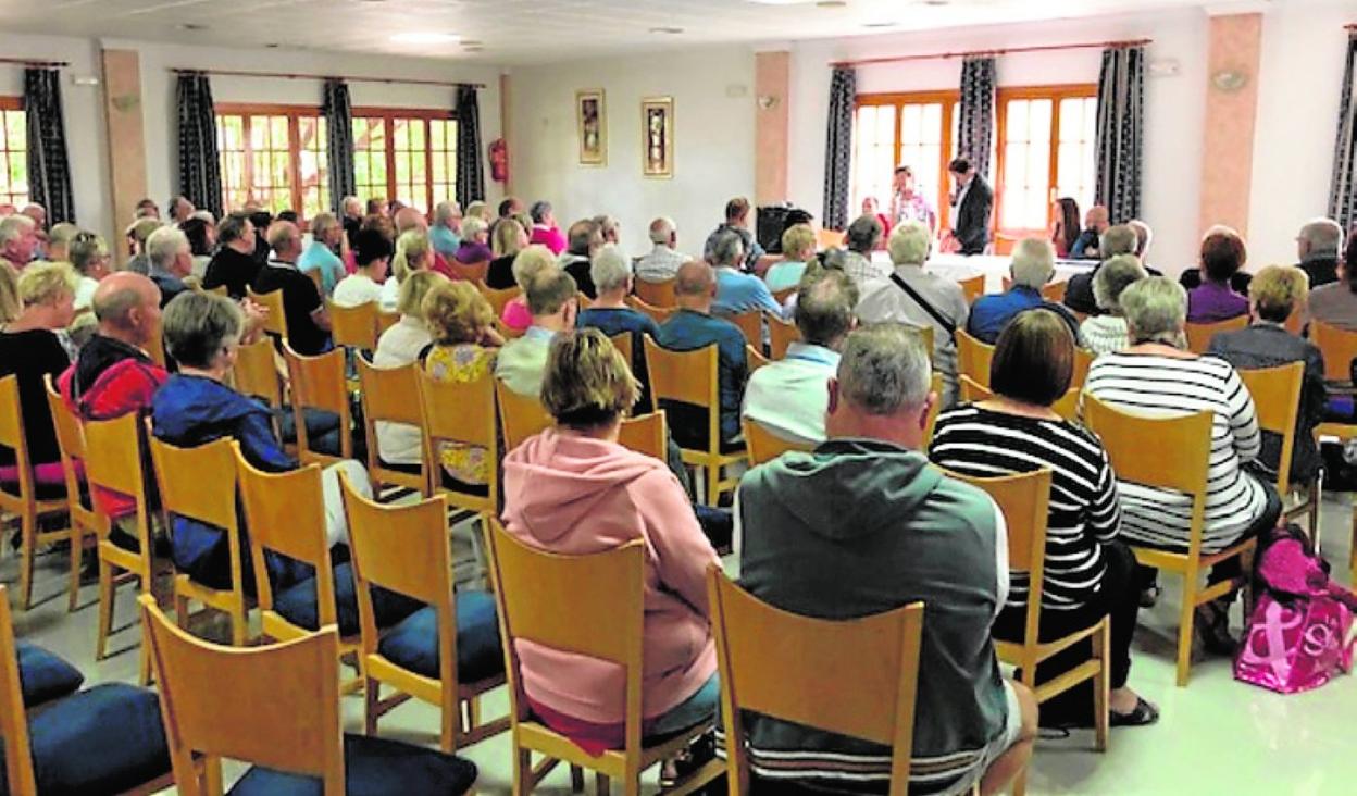 Un momento de la reunión entre vecinos y el alcalde. 