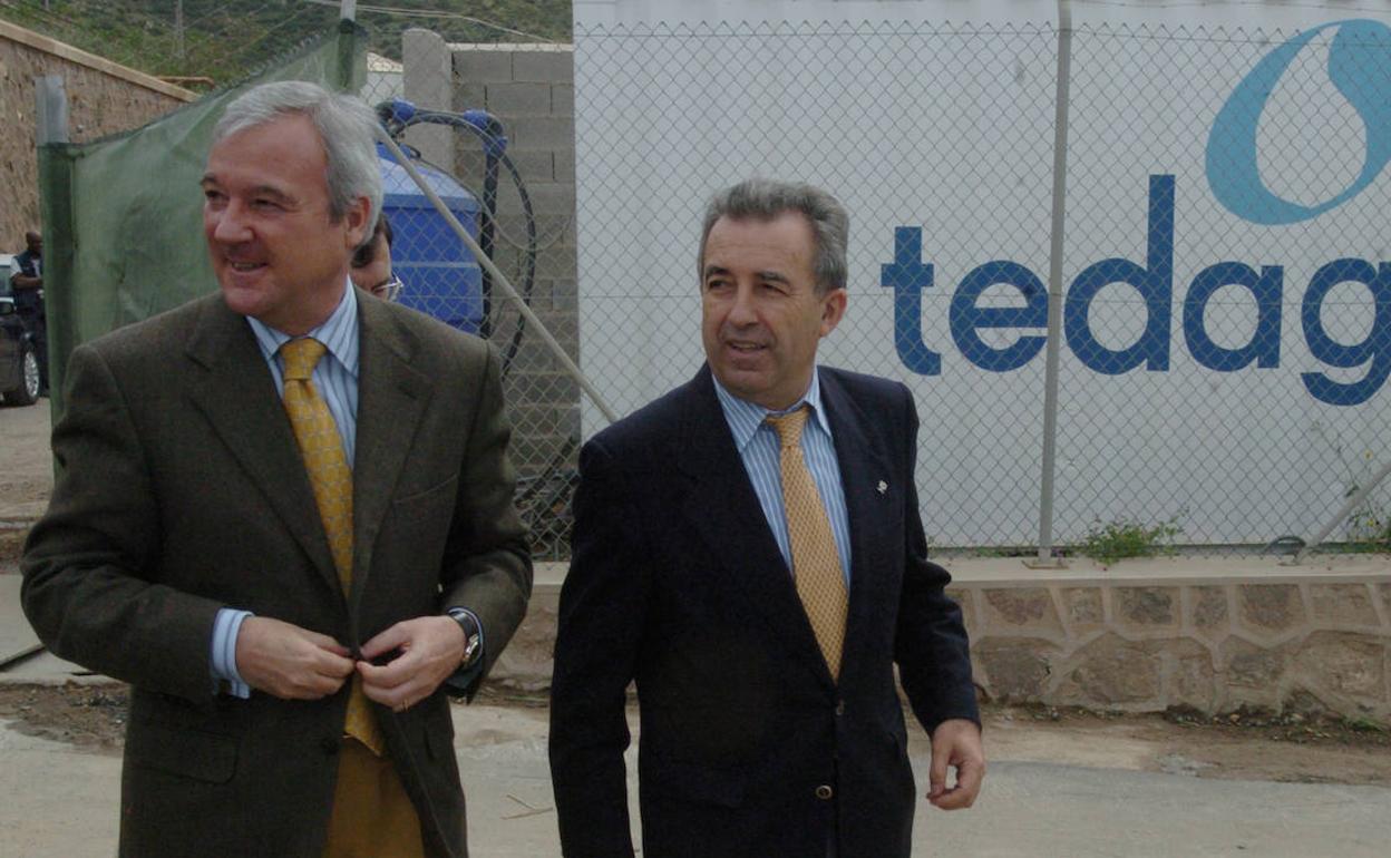 Ramón Luis Valcárcel, junto a su entonces consejero Antonio Cerdá, en las instalaciones de la desaladora de Escombreras en 2007