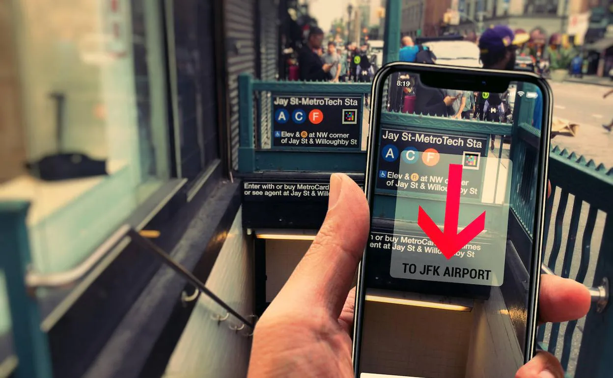 Un usuario lee un código de Navilens con el 'smartphone' en la estación de metro Jay St - Metrotech. 