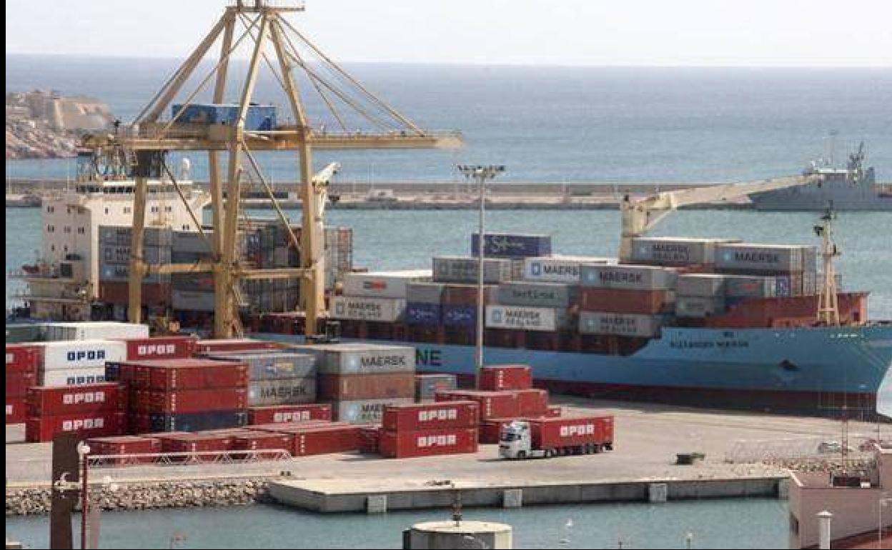 Carga de un buque de contenedores en uno de los muelles de mercancías del Puerto de Cartagena, en una foto de archivo.