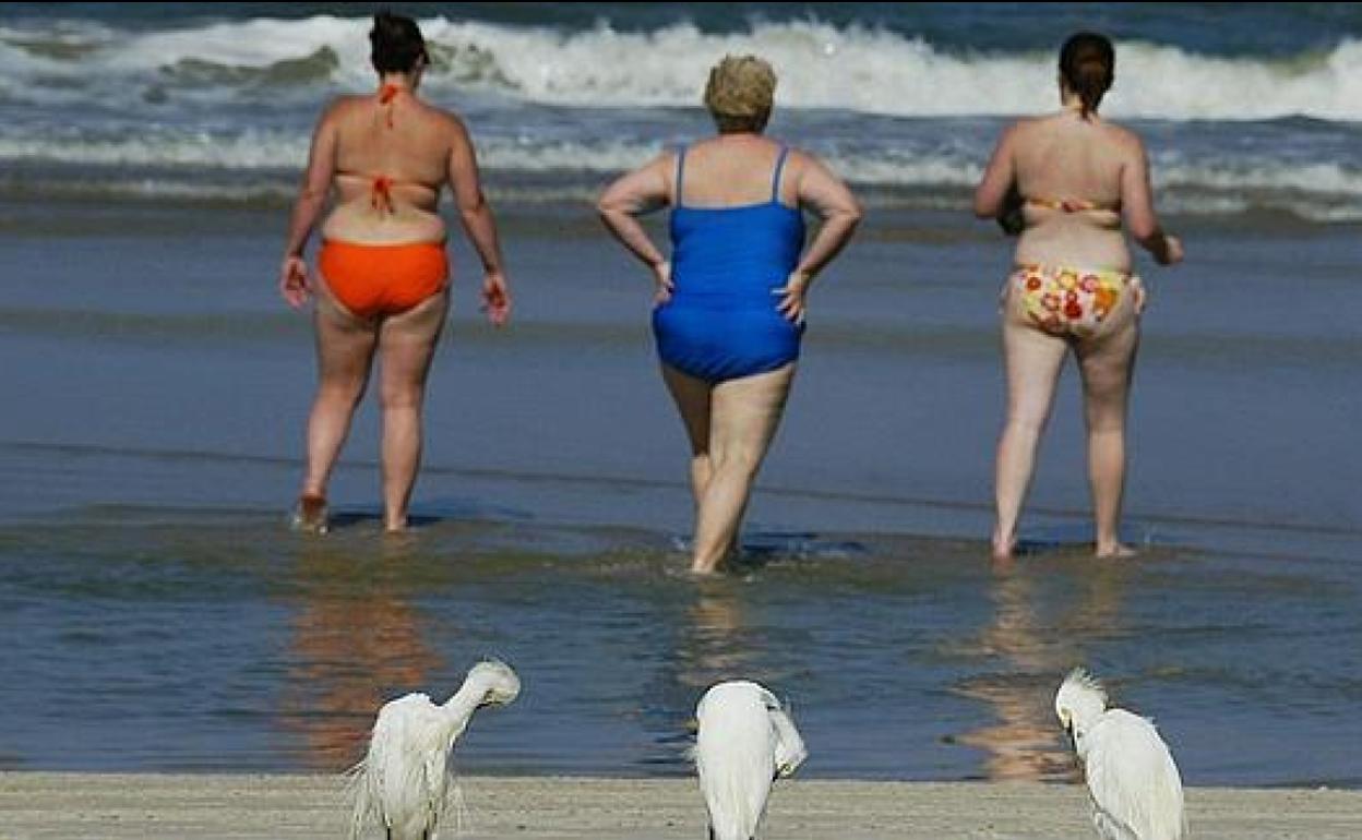 Varias mujeres en una playa en una foto de archivo.