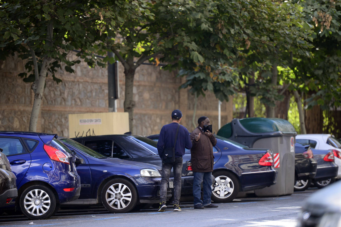 La normativa que permitirá a la Policía incautar la colecta a los aparcacoches lleva un mes de demora por motivos jurídicos.