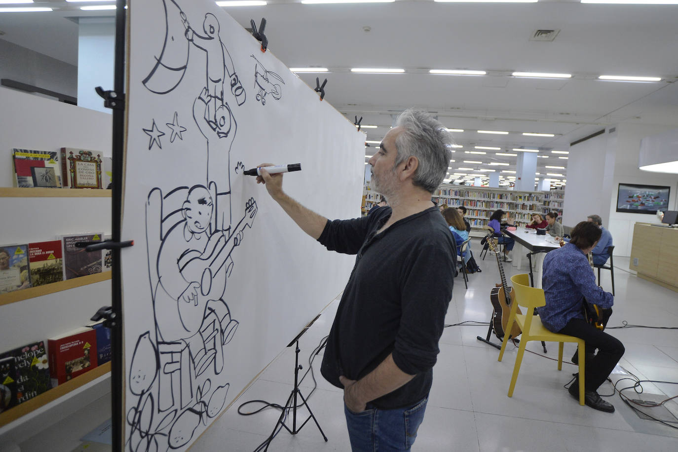 Con motivo del Día de las Bibliotecas, la Biblioteca Regional fue ayer escenario de una sesión de 'CómicJazz': espectáculo visual y sonoro en el que participaron el guitarrista Maxi Garcés y el dibujante Juan Álvarez. Garcés, que proviene del mundo del rock, interpretó piezas de jazz, pop-rock y clásicas y Álvarez dibujó en un panel de dos metros, de tal forma que los trazos aparecían al son de la música.