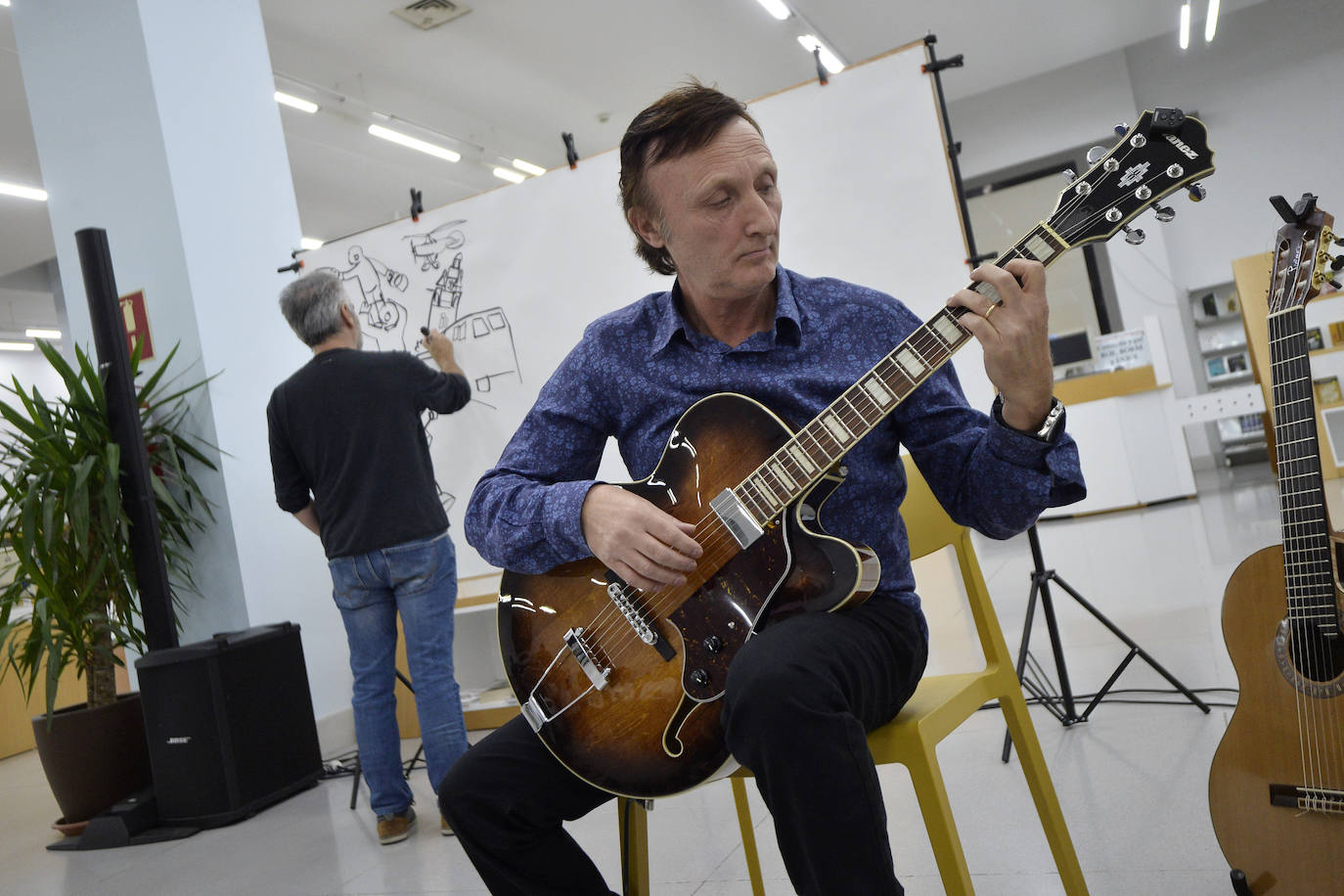 Con motivo del Día de las Bibliotecas, la Biblioteca Regional fue ayer escenario de una sesión de 'CómicJazz': espectáculo visual y sonoro en el que participaron el guitarrista Maxi Garcés y el dibujante Juan Álvarez. Garcés, que proviene del mundo del rock, interpretó piezas de jazz, pop-rock y clásicas y Álvarez dibujó en un panel de dos metros, de tal forma que los trazos aparecían al son de la música.