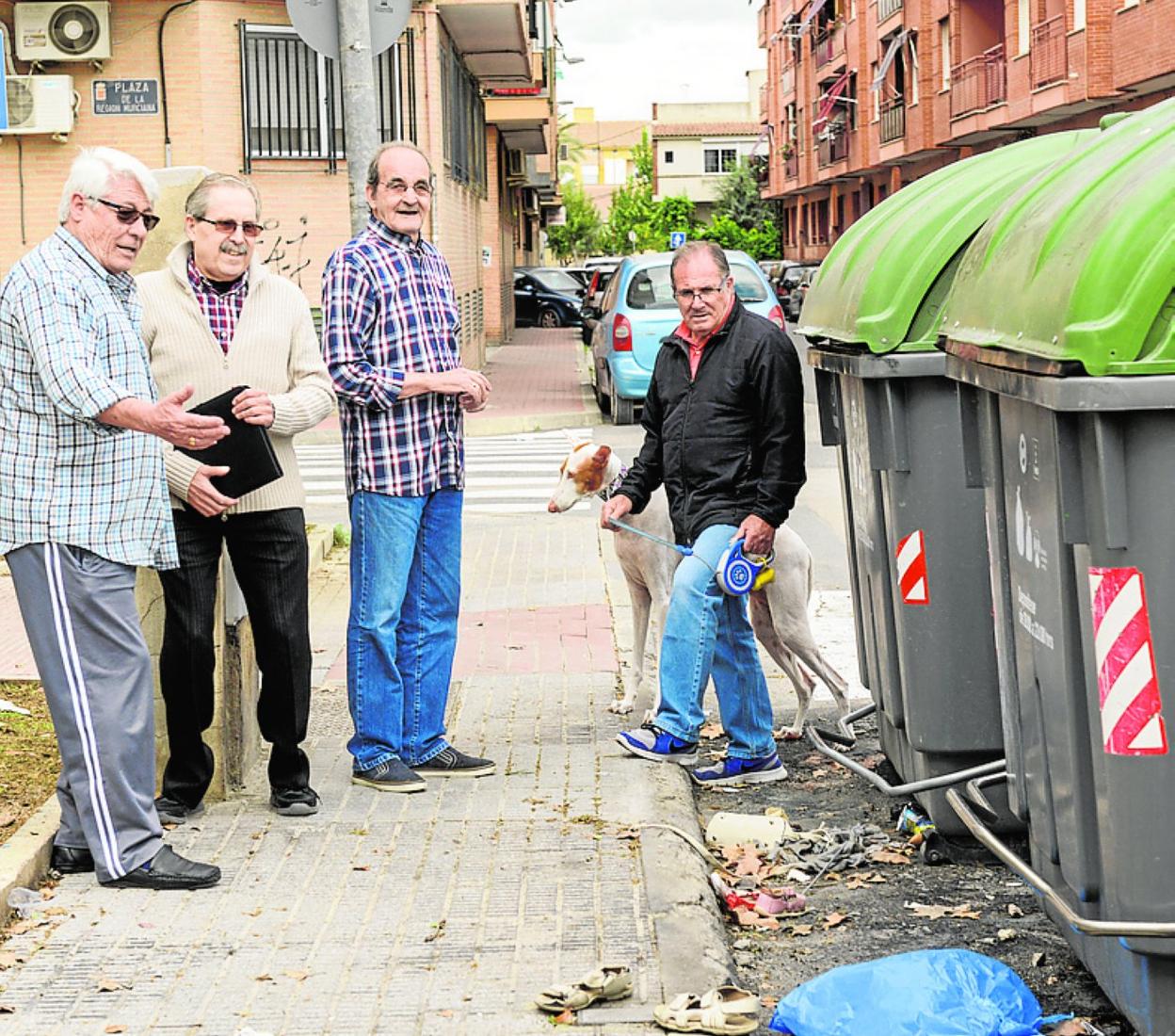 Vecinos muestran el lugar de los actos vandálicos 