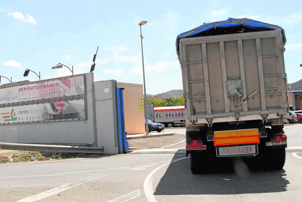 Un camión entra en el Depósito Franco, en una foto de archivo. 