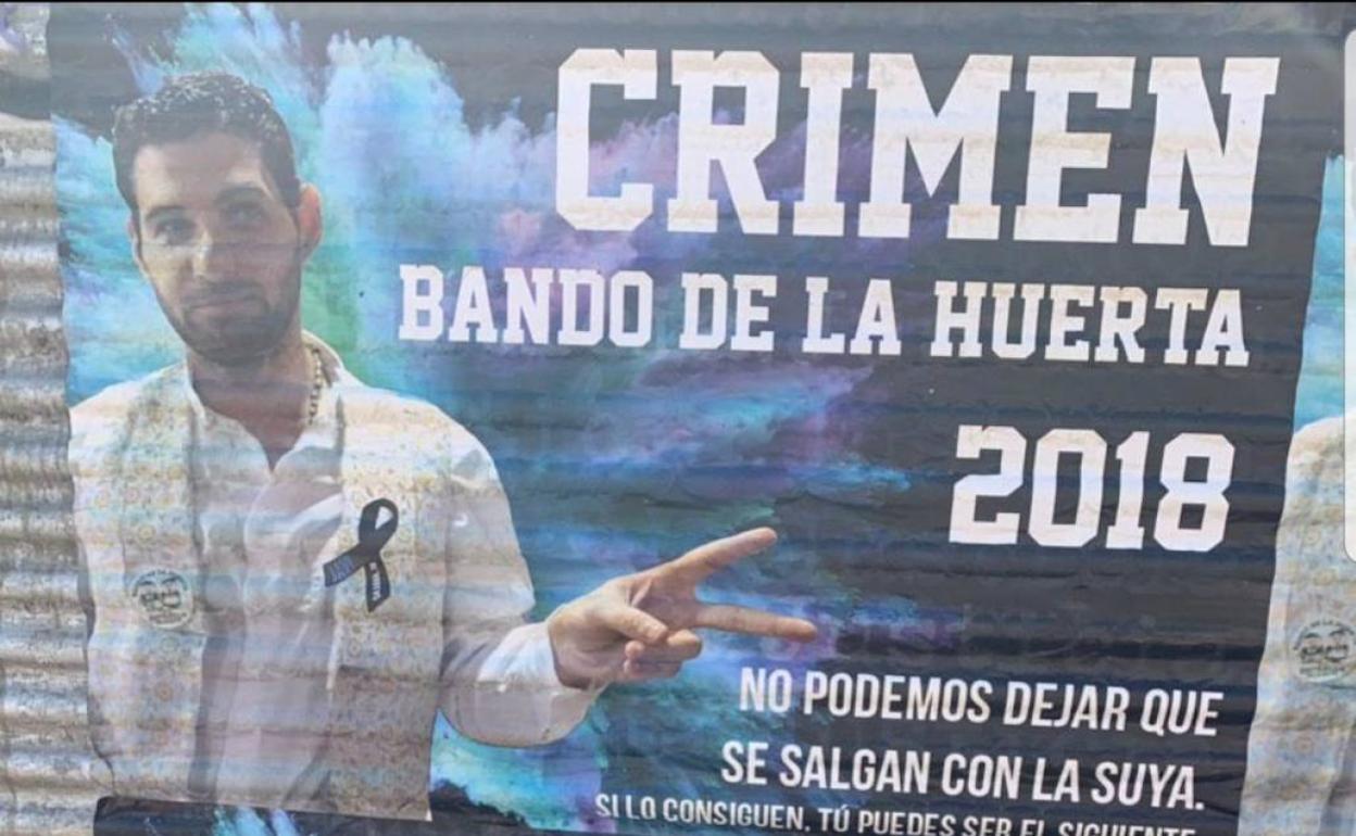 Uno de los carteles con la imagen de la víctima que sus familiares han colgado por las calles de Murcia. 