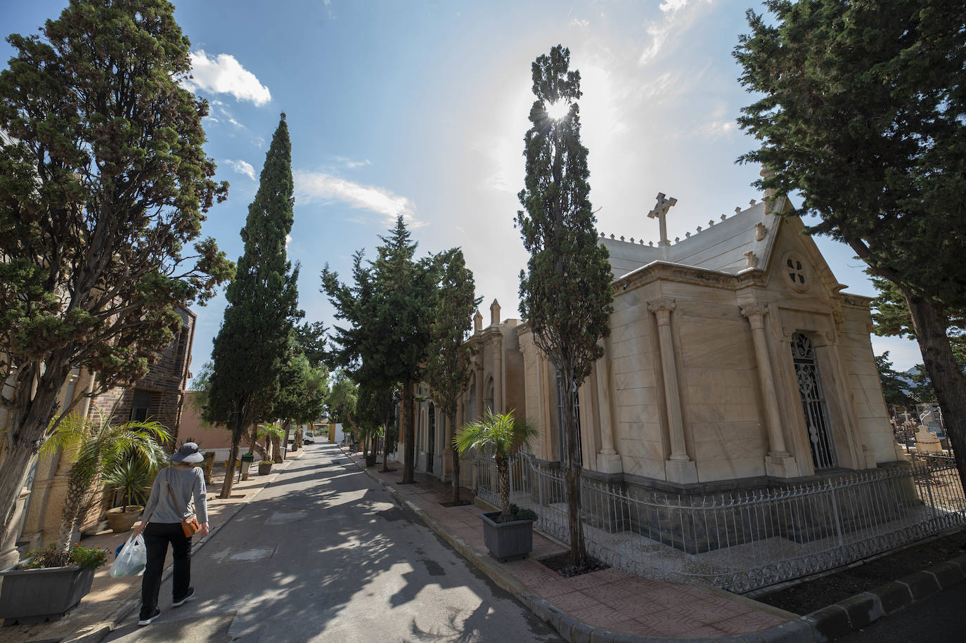Una ruta guiada por el cementerio de Mazarrón recuerda los años dorados de su pasado industrial, con sus gestas y sus tragedias.