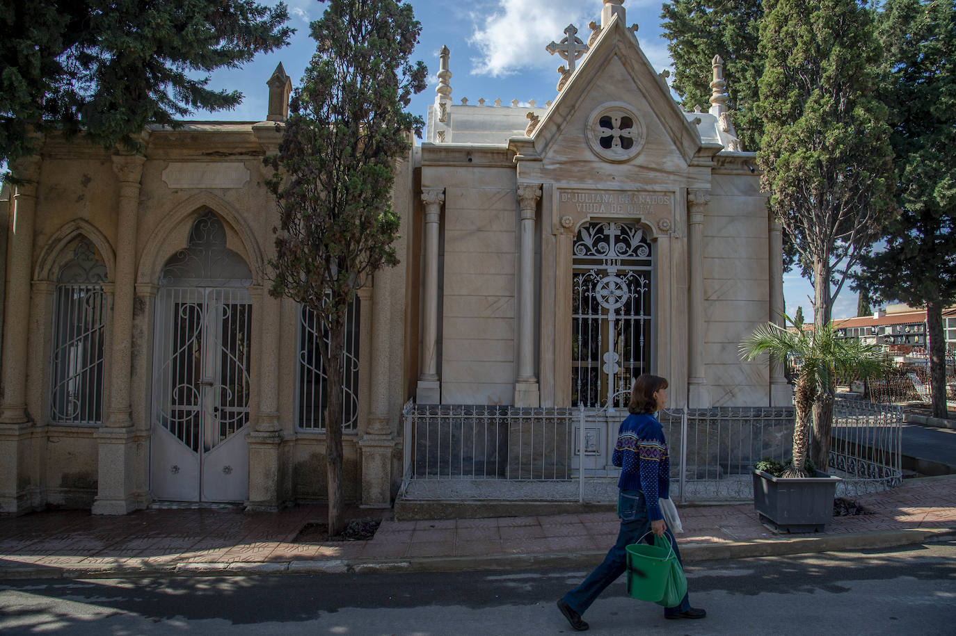 Una ruta guiada por el cementerio de Mazarrón recuerda los años dorados de su pasado industrial, con sus gestas y sus tragedias.
