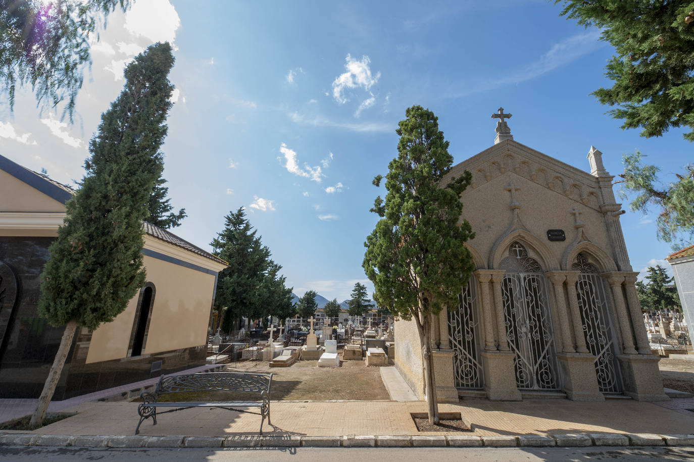 Una ruta guiada por el cementerio de Mazarrón recuerda los años dorados de su pasado industrial, con sus gestas y sus tragedias.