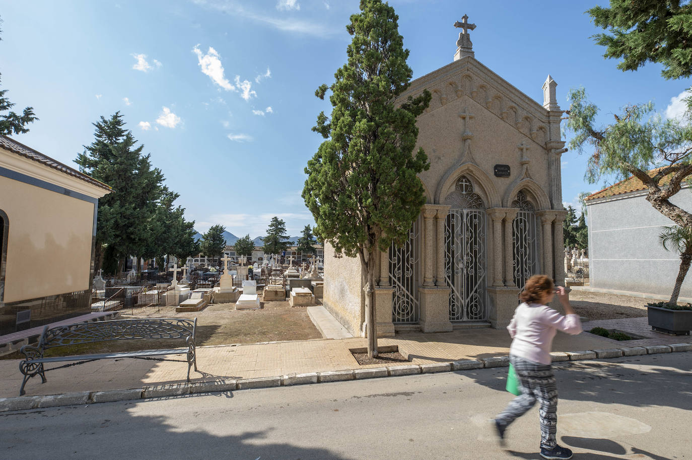 Una ruta guiada por el cementerio de Mazarrón recuerda los años dorados de su pasado industrial, con sus gestas y sus tragedias.