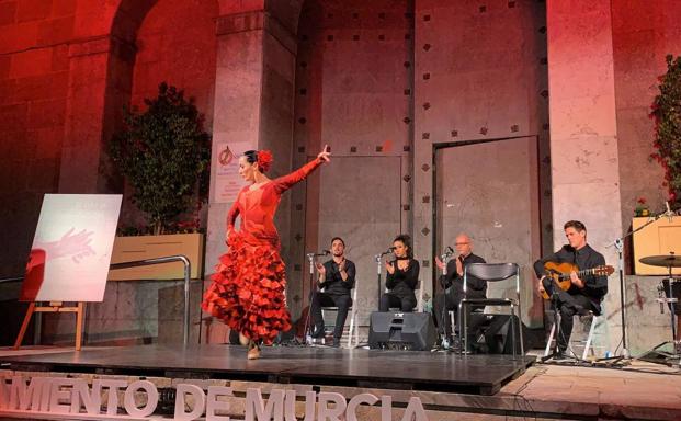 La bailaora Nadia Márquez durante la actuación de la cantaora de Elda Sakira Martínez.