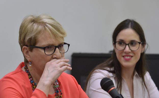 Imagen principal - Andrea Montalvo Gil y Andrea Fernández, hija y nieta de María Dolores Gil. | Un retrato de la soprano murciana en su época de esplendor.