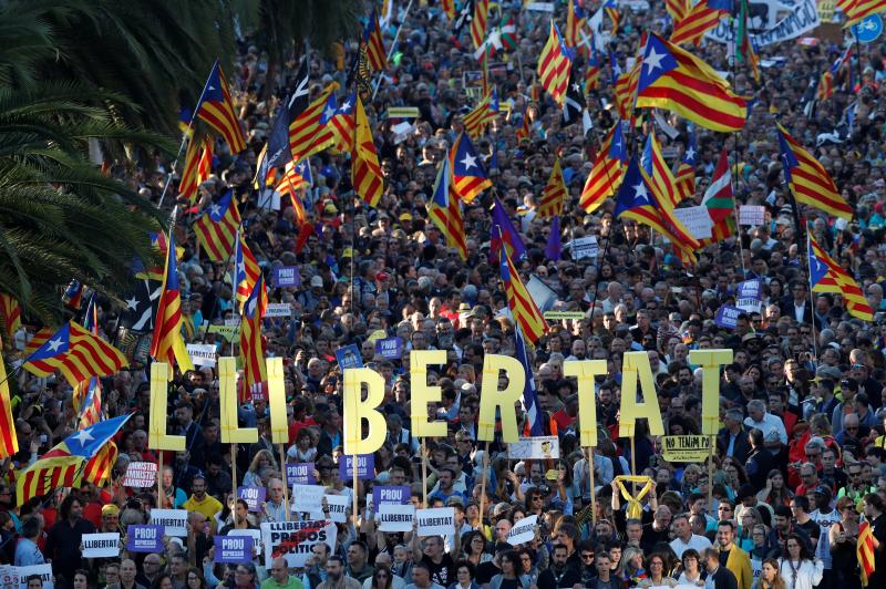 Miles de personas se concentran en Barcelona para protestar por la sentencia del 'procés'.