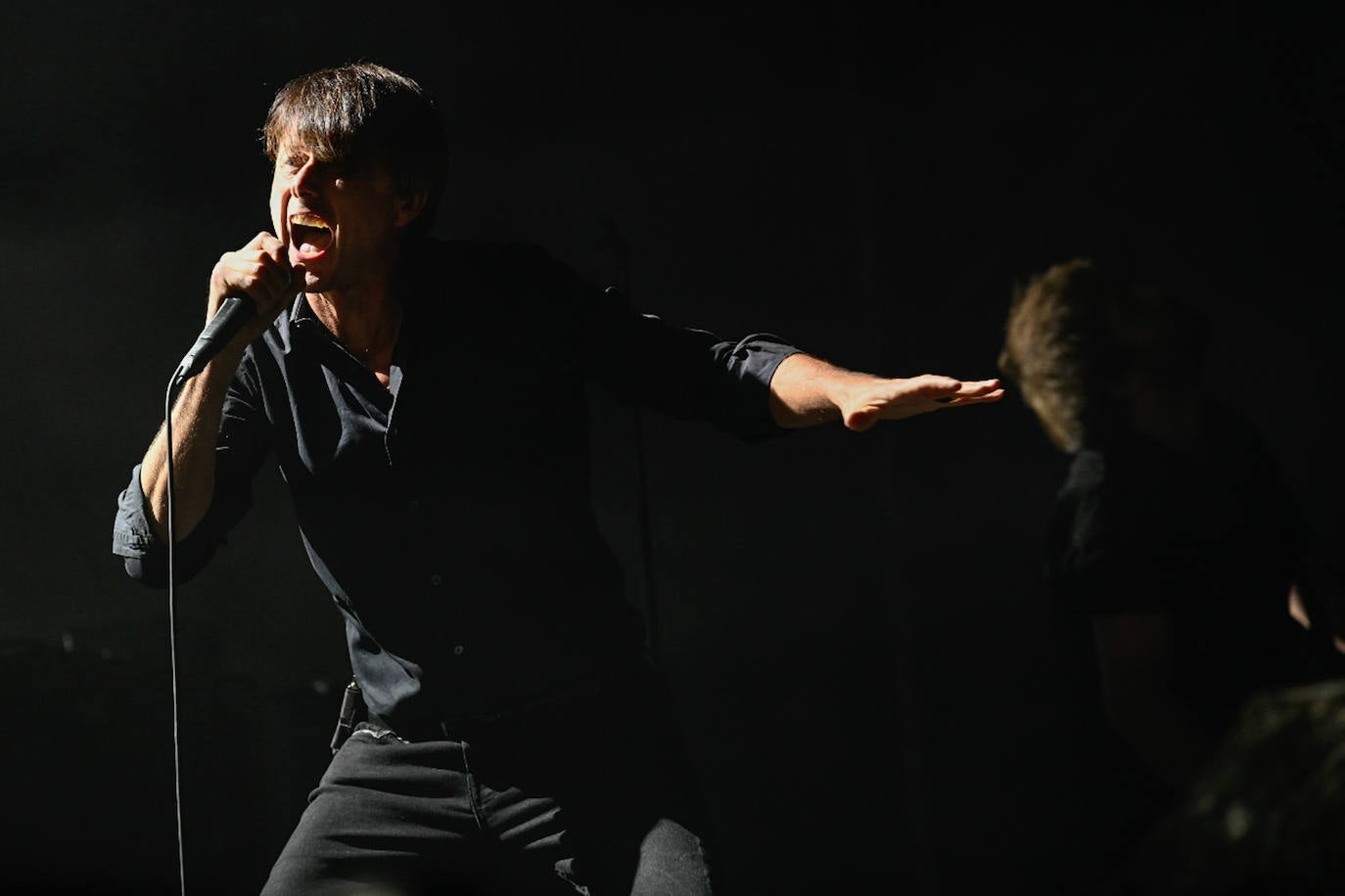 Suede, los murcianos Second -en la imagen- y La M.O.D.A. dieron anoche la bienvenida al curso universitario con un concierto que se ha convertido ya en una cita imprescindible dentro de la agenda musical de la Región de Murcia. Numerosas personas disfrutaron de las actuaciones de los tres grupos en el Welcome Estrella de Levante, que se celebró en la plaza de toros de la capital con todas las entradas agotadas. 