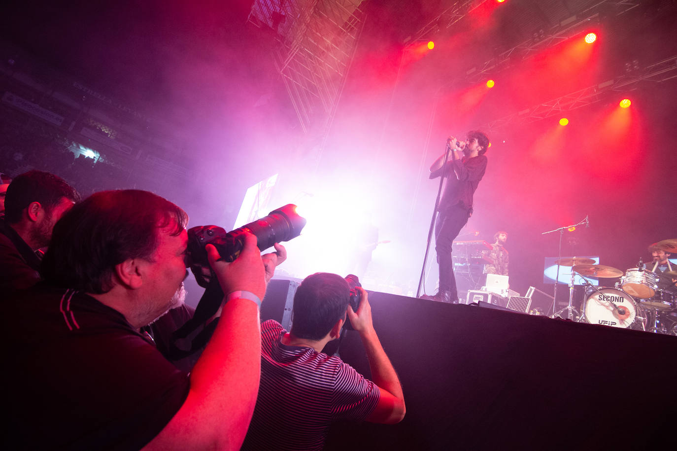 Suede, los murcianos Second -en la imagen- y La M.O.D.A. dieron anoche la bienvenida al curso universitario con un concierto que se ha convertido ya en una cita imprescindible dentro de la agenda musical de la Región de Murcia. Numerosas personas disfrutaron de las actuaciones de los tres grupos en el Welcome Estrella de Levante, que se celebró en la plaza de toros de la capital con todas las entradas agotadas. 