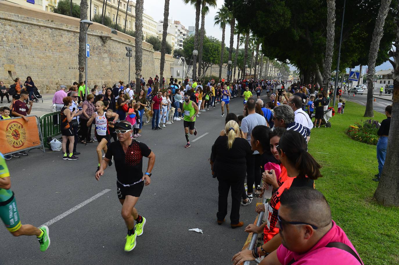 Antonio Martínez y Wafiya Benali ganan en la carrera al Faro en una jornada que reunió a más de 3.500 corredores y que también tuvo como vencedores a Sergio Fernández y Almudena García en los seis kilómetros. 