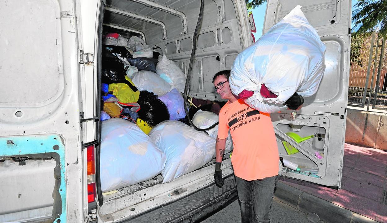 Gonzalo Fraga carga la furgoneta de Reciclados del Sureste con la que trabaja cada día. 