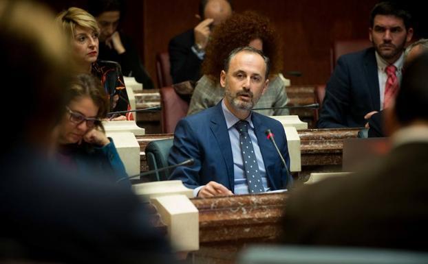 El consejero Javier Celdrán en una intervención en la Asamblea en una foto de archivo.