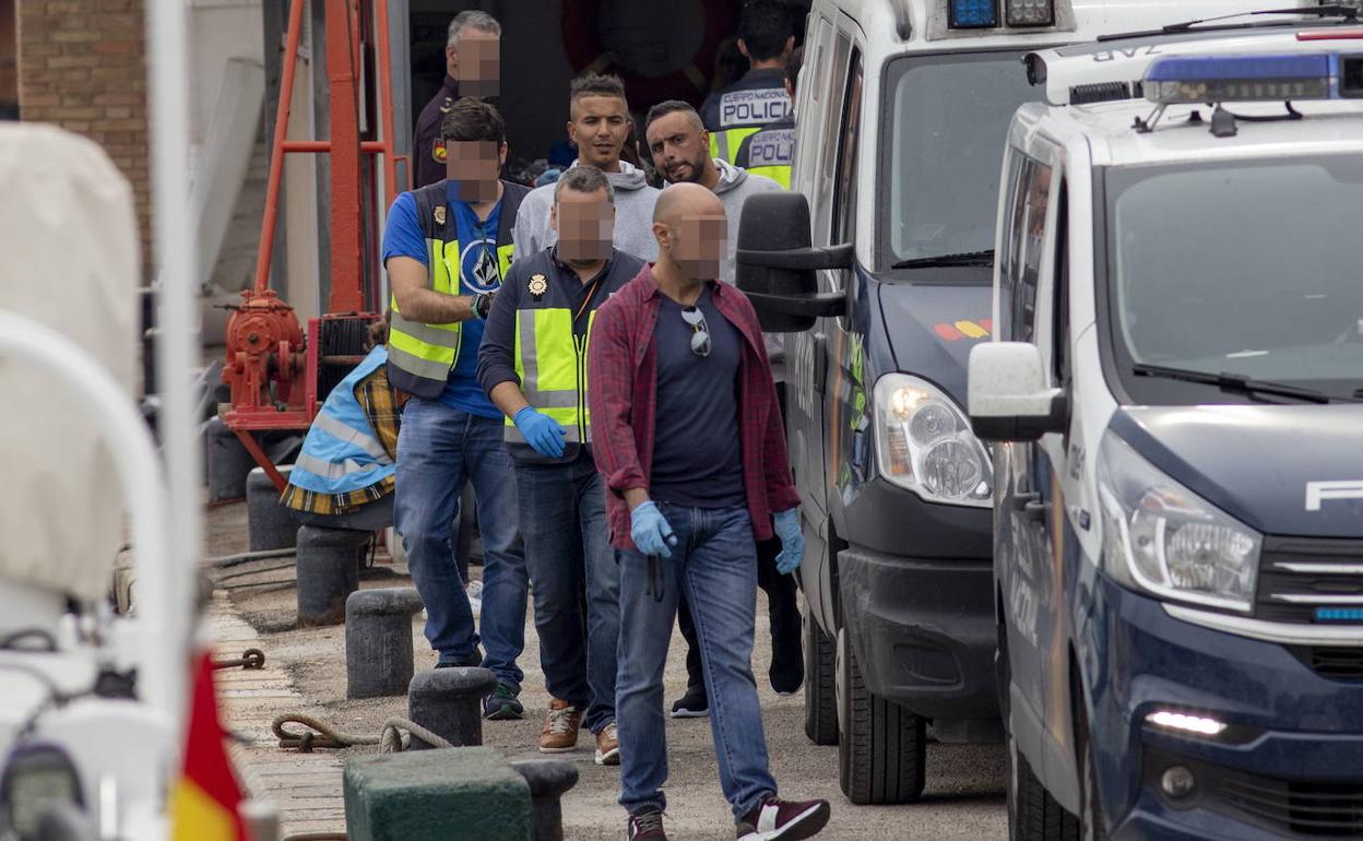 Llegada de inmigrantes al puerto de Cartagena, este lunes.