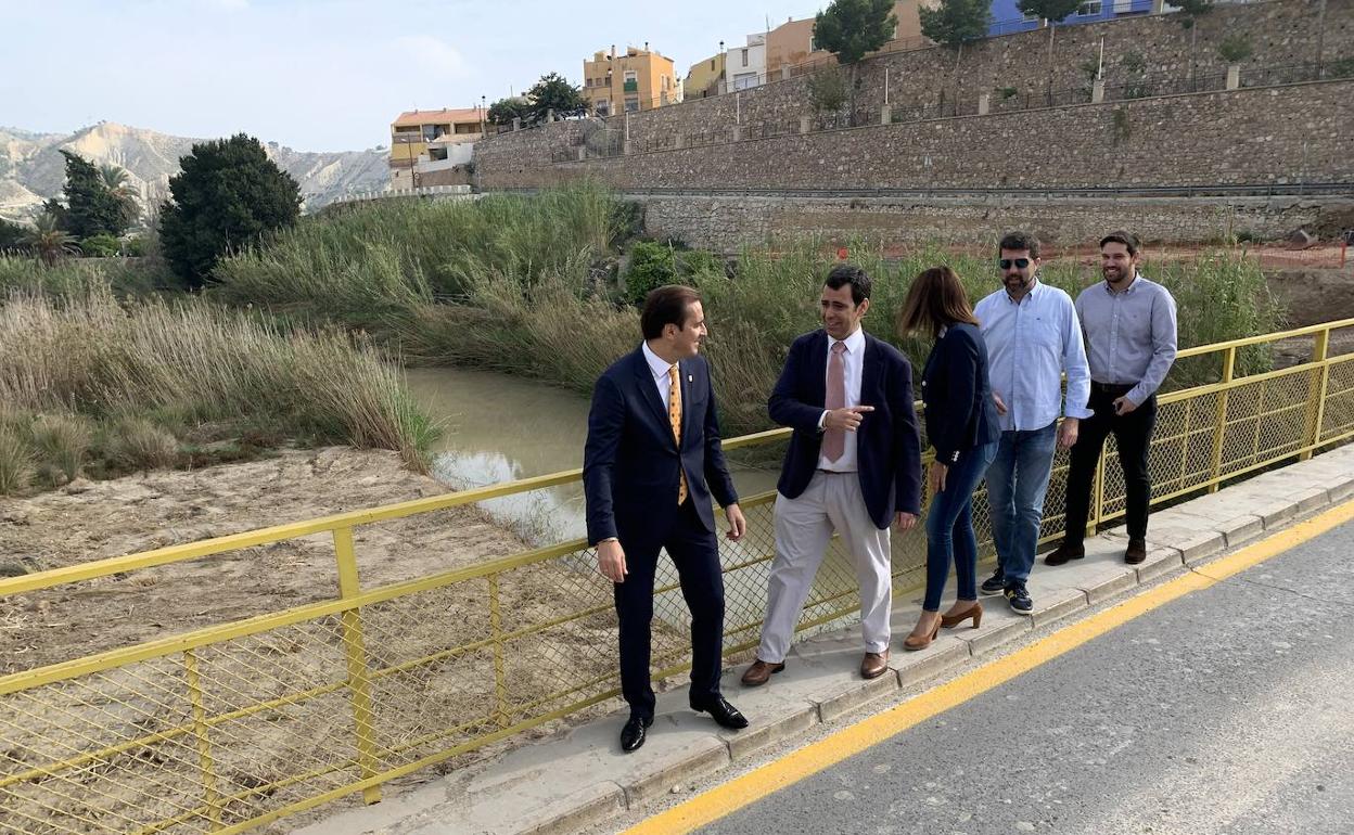 El alcalde y el consejero Díez de Revenga (a la izquierda de la imagen), durante su visita a Ulea, este lunes. 