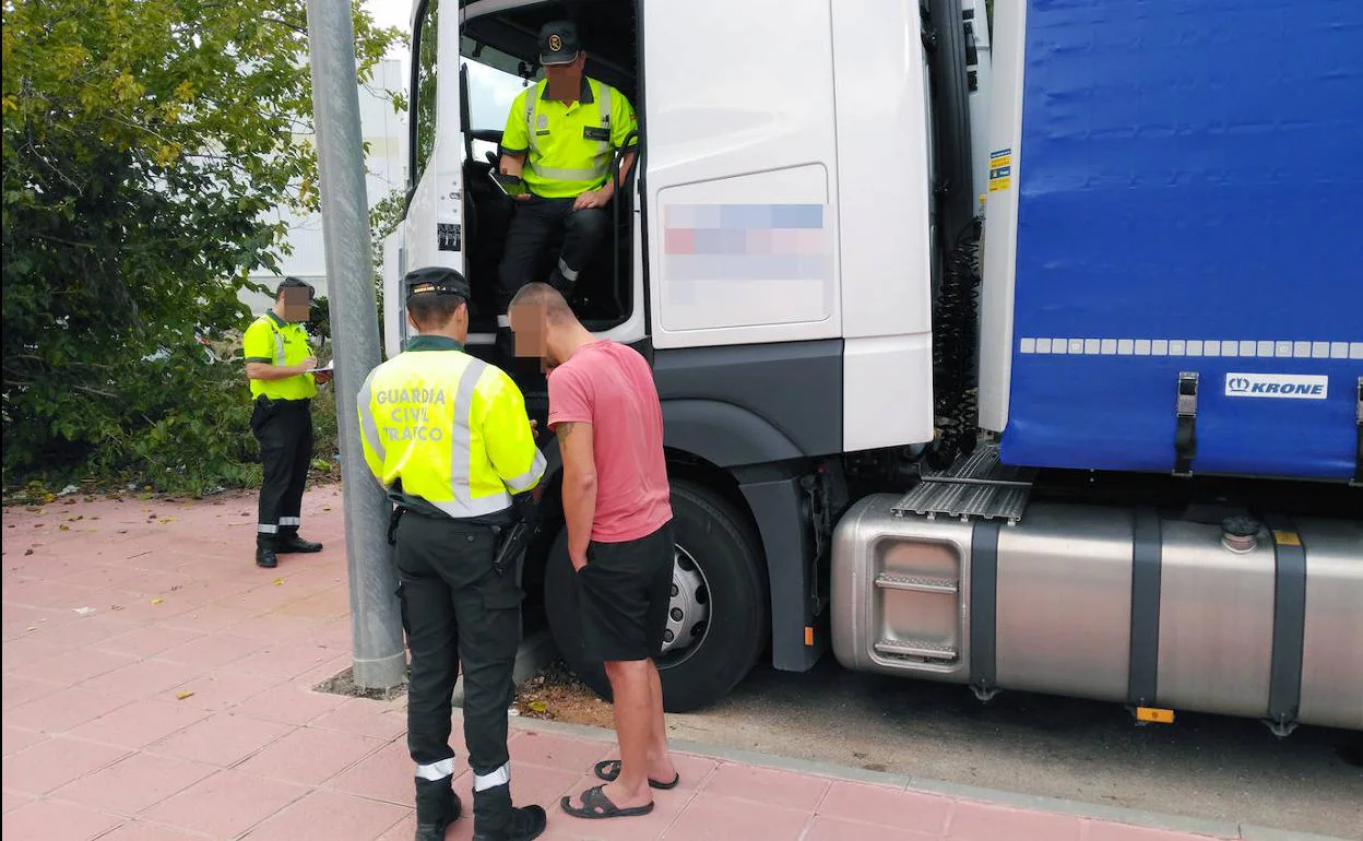 Varios agentes custodian al camionero detenido en Lorca. 