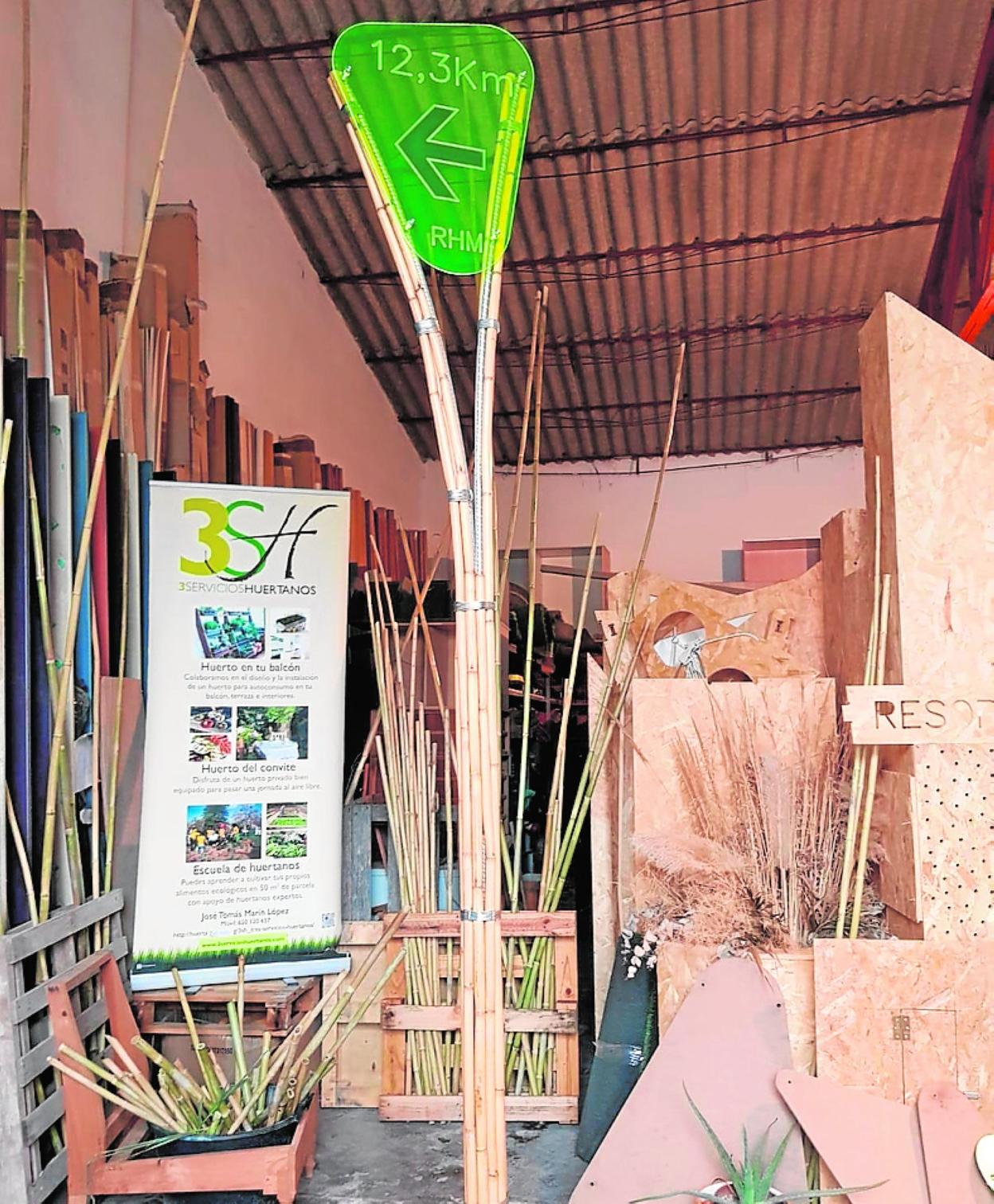 Una de las señales ya elaboradas, a falta de instalación. 