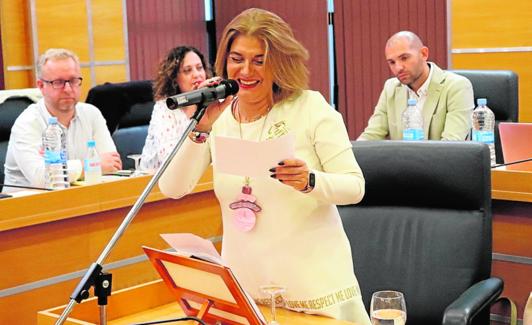 Dolores López, ayer, en su toma de posesión como edil. 
