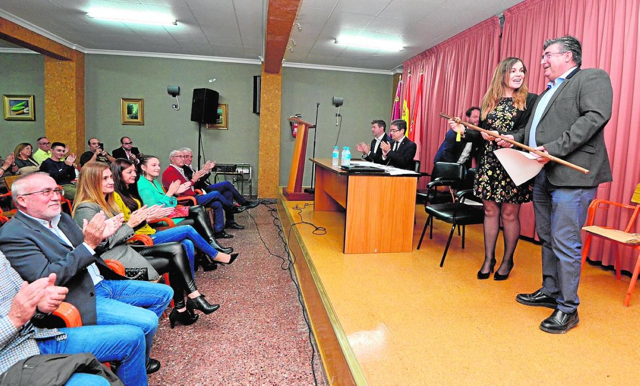 José Francisco Navarro recibe la vara de mando de manos de la edil Rebeca Pérez. 