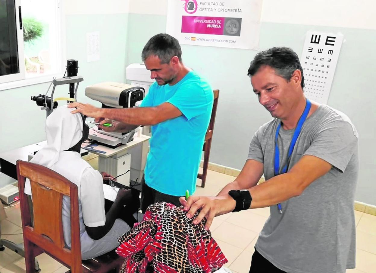 Personal de la Facultad de Óptica y Optometría en pleno trabajo en Senegal. 