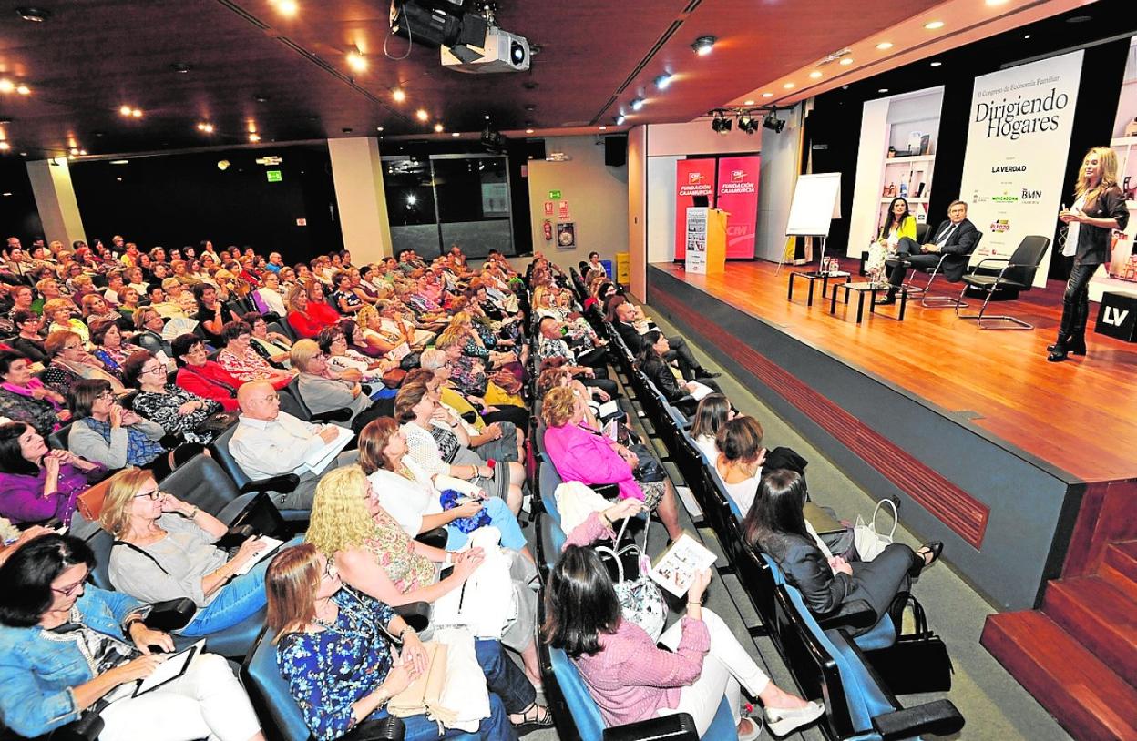 El público antiende a una de las ponencias celebradas la pasada edición. 