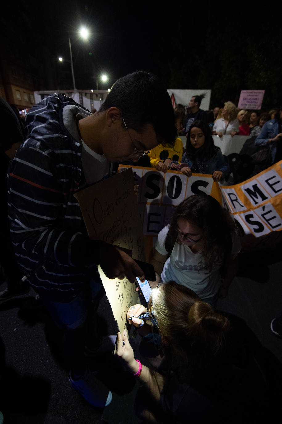 Decenas de miles de personas, 55.000 según la Policía Nacional, lanzan un SOS por la laguna en una marcha masiva en Cartagena