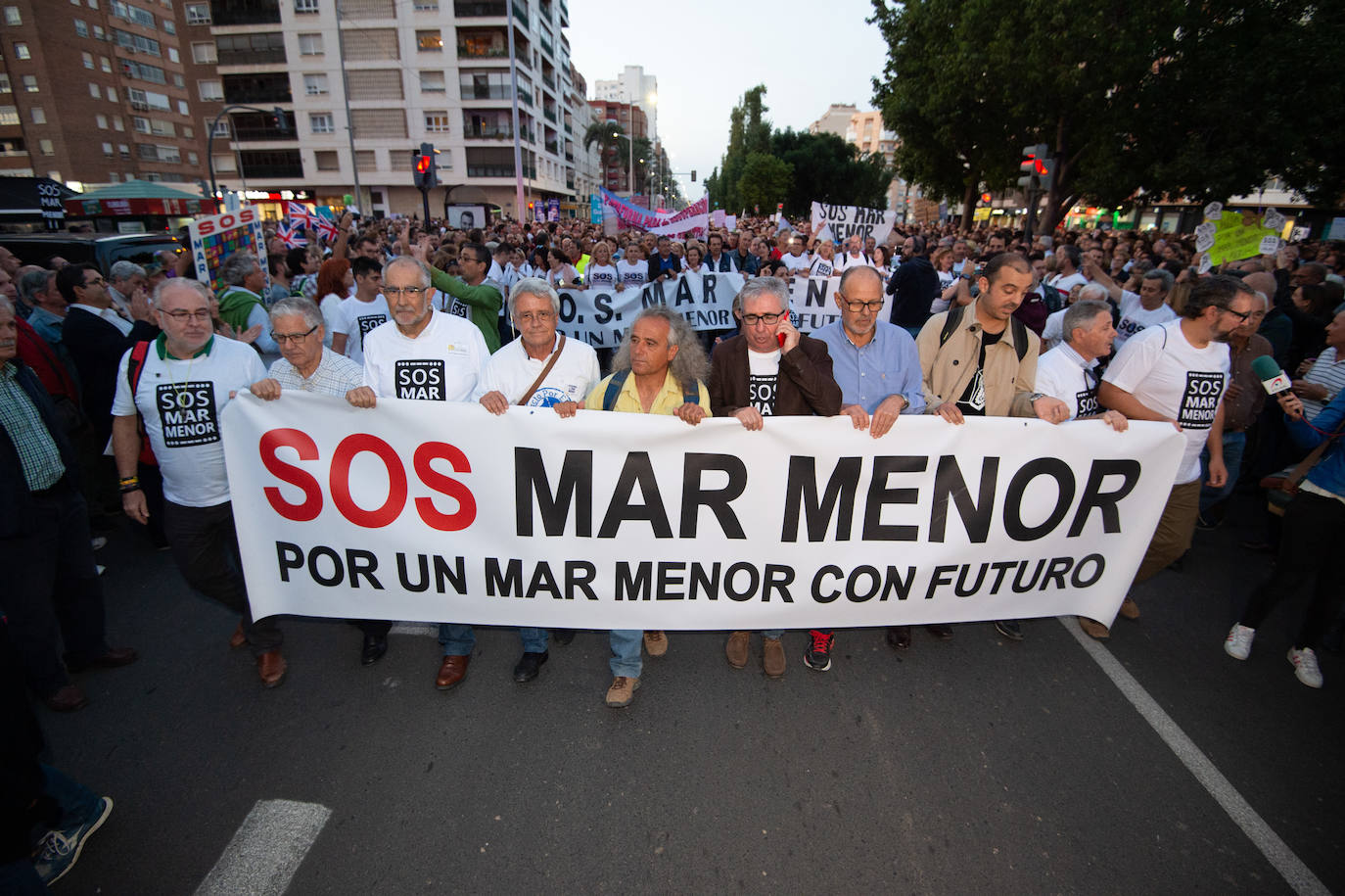 Decenas de miles de personas, 55.000 según la Policía Nacional, lanzan un SOS por la laguna en una marcha masiva en Cartagena