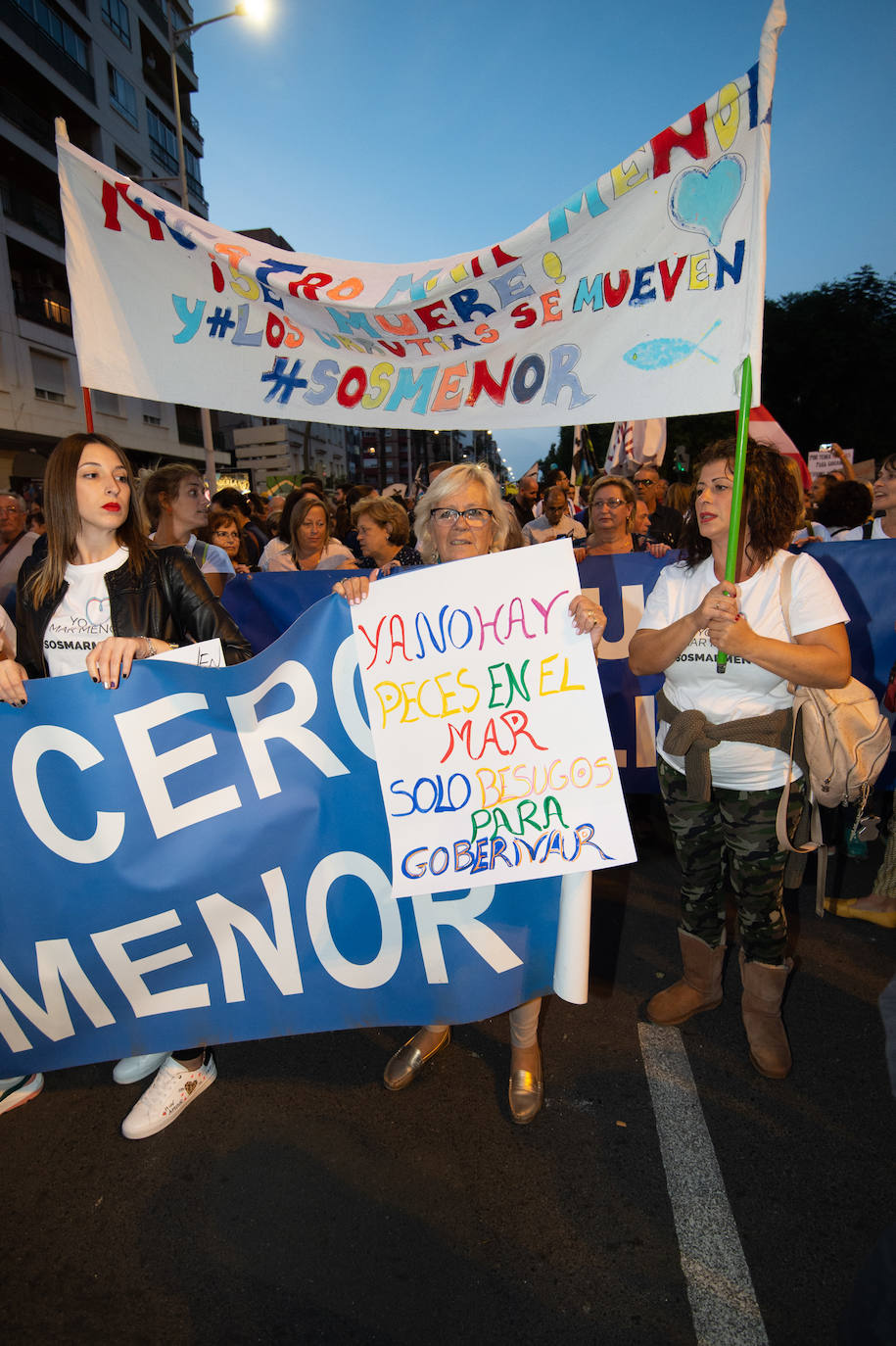 Decenas de miles de personas, 55.000 según la Policía Nacional, lanzan un SOS por la laguna en una marcha masiva en Cartagena