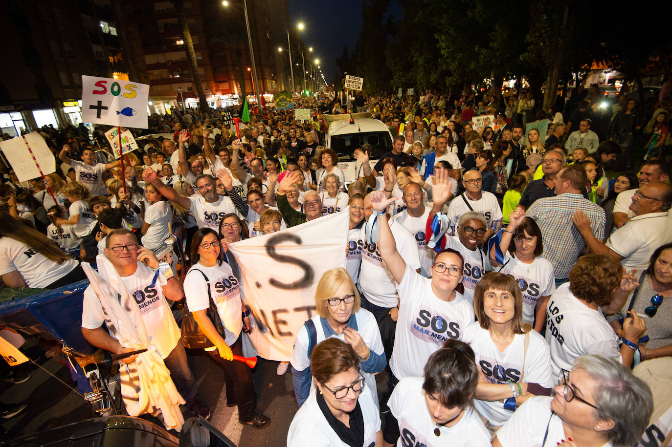 Decenas de miles de personas, 55.000 según la Policía Nacional, lanzan un SOS por la laguna en una marcha masiva en Cartagena