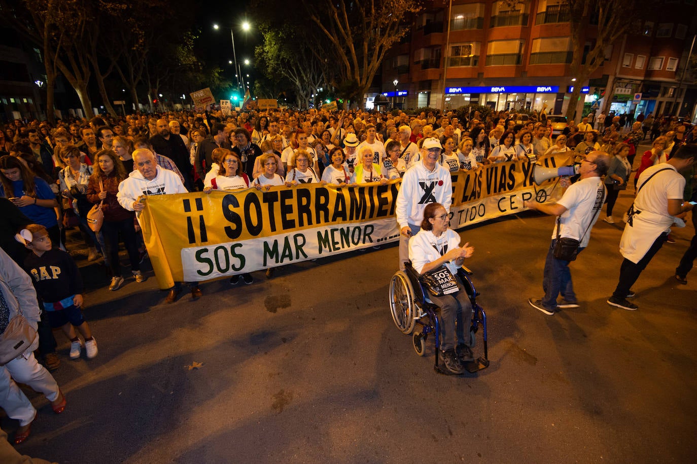 Decenas de miles de personas, 55.000 según la Policía Nacional, lanzan un SOS por la laguna en una marcha masiva en Cartagena