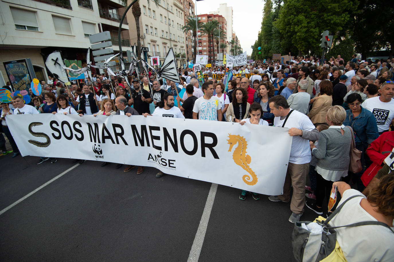 Decenas de miles de personas, 55.000 según la Policía Nacional, lanzan un SOS por la laguna en una marcha masiva en Cartagena
